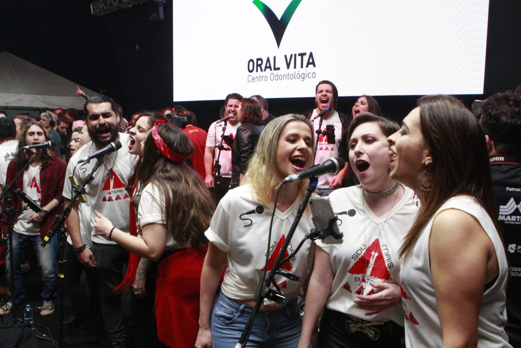 Centenas de músicos fazem espetáculo na área externa do Teatro Municipal 1