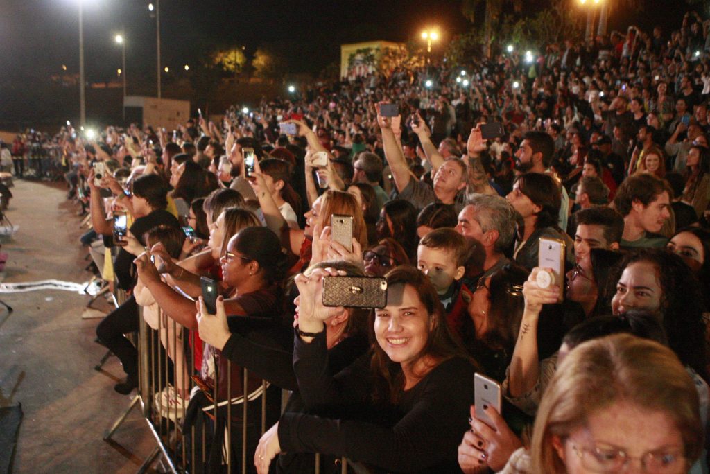 Centenas de músicos fazem espetáculo na área externa do Teatro Municipal 2