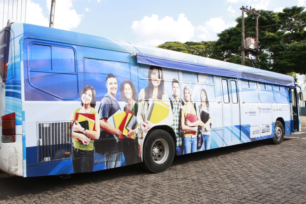 Ônibus Meu Ofício oferece curso de informática no bairro São Jorge 1