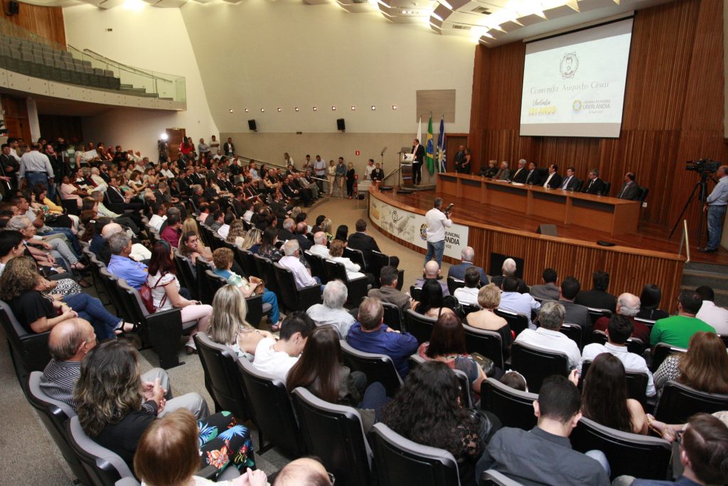 Prefeito homenageia servidores com a Comenda Augusto César 1