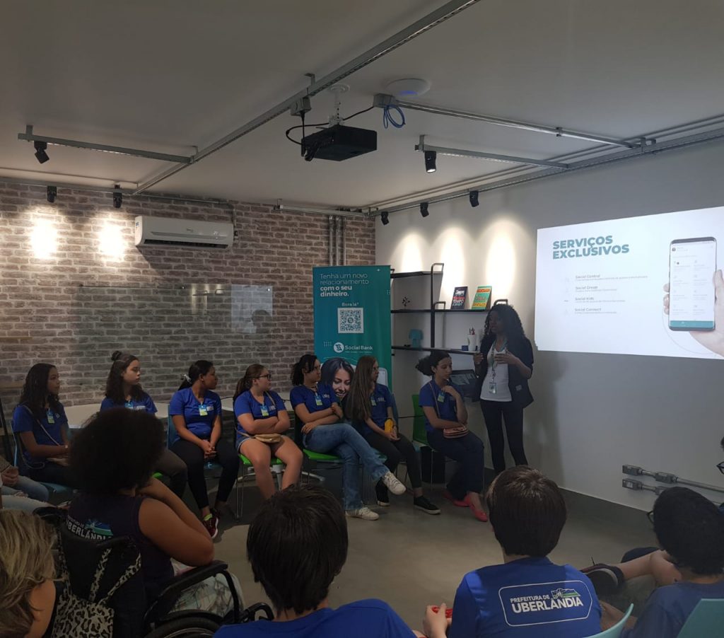 Prefeitura promove tour de estudantes por empresas da cidade 1