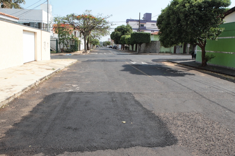 Secretaria de Obras segue com Operação Tapa-Buraco em diversos bairros 2