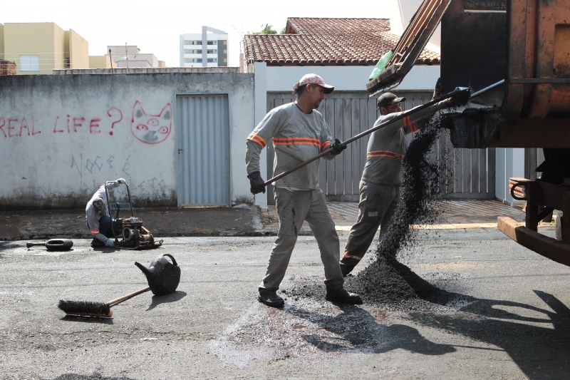 Secretaria de Obras segue com Operação Tapa-Buraco em diversos bairros 1