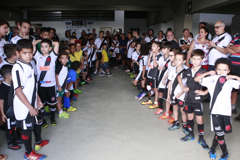Alunos de escolinhas fazem visita guiada ao Estádio Parque do Sabiá 2