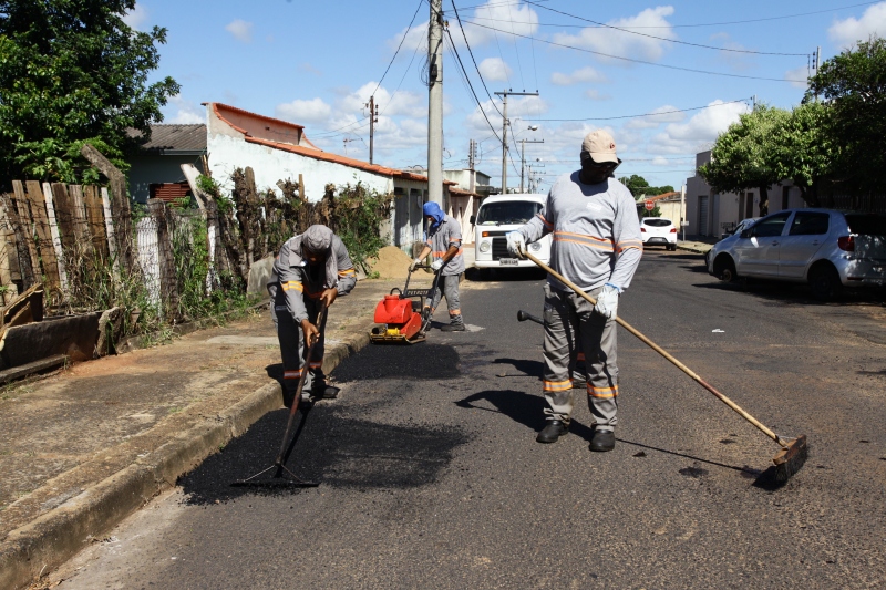 Secretaria de Obras segue com Operação Tapa-Buraco em diversos bairros 3