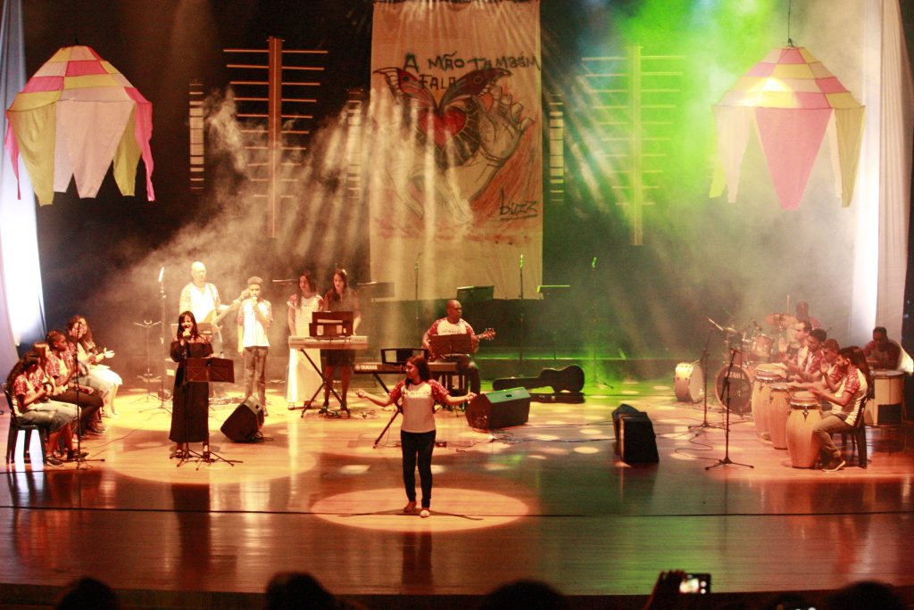 Banda Ab’Surdos celebra 15 anos e emociona público do Teatro Municipal 1