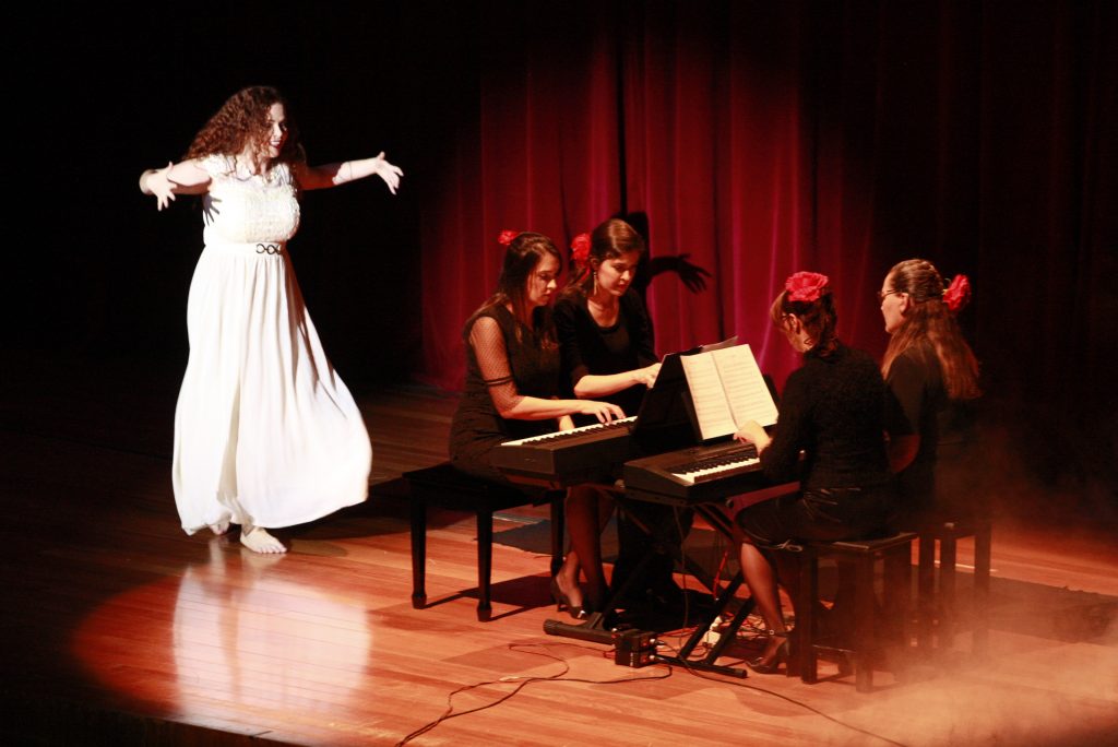 Banda Ab’Surdos celebra 15 anos e emociona público do Teatro Municipal 2