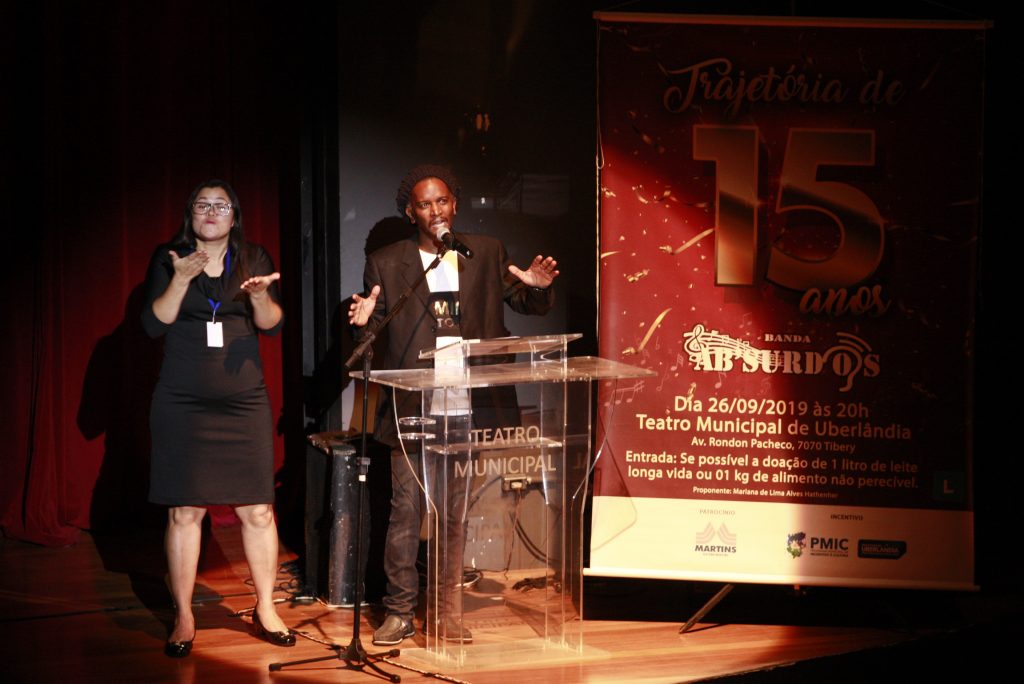 Banda Ab’Surdos celebra 15 anos e emociona público do Teatro Municipal 3