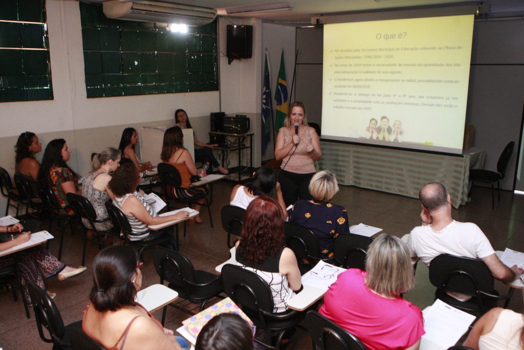 Professores recebem orientações para utilização de material didático específico 1