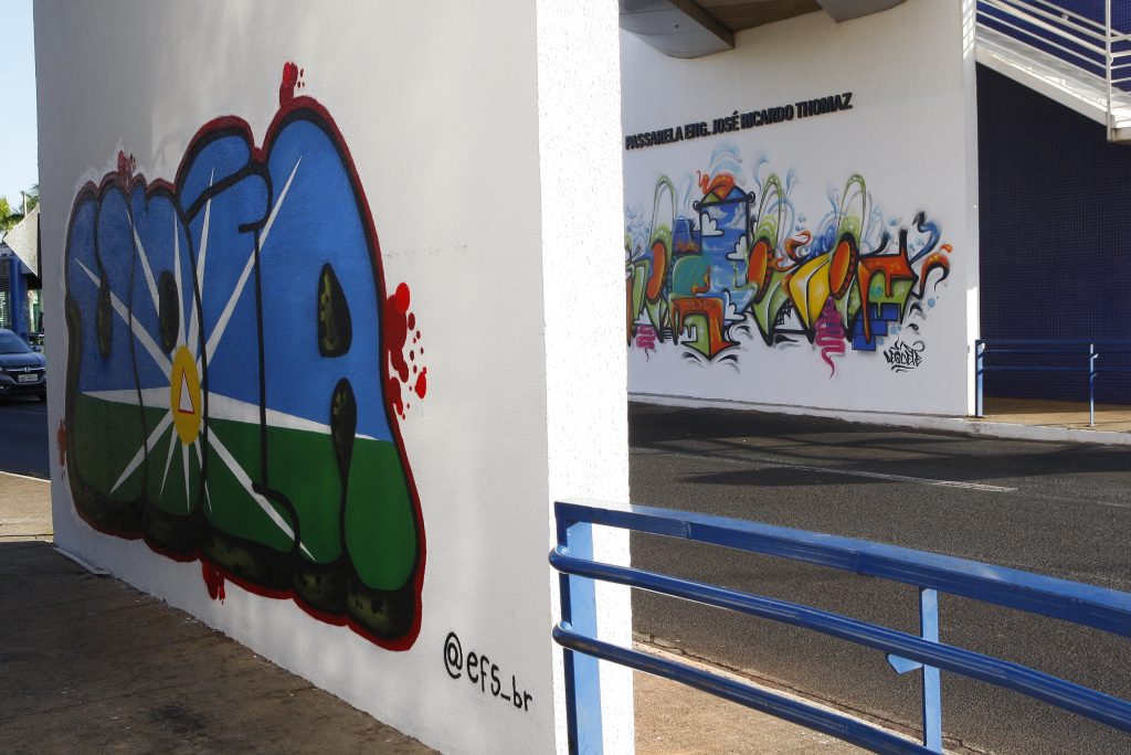 Passarela da avenida João Naves de Ávila recebe arte do grafite 3