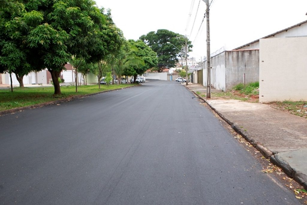 Trabalho de recapeamento asfáltico continua melhorando ruas e avenidas da cidade 2