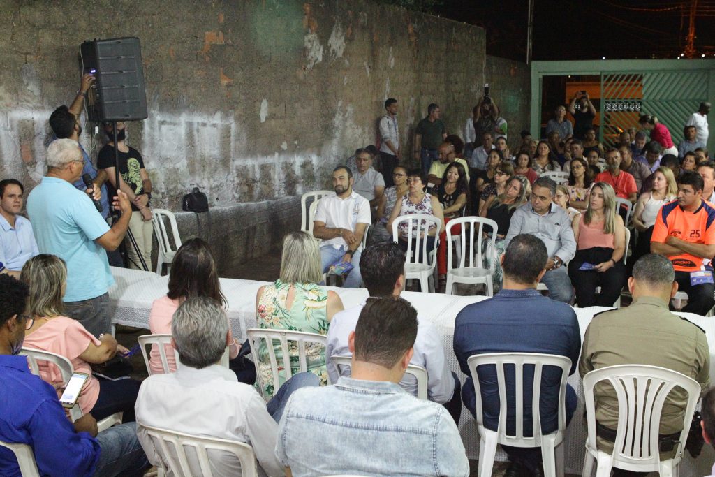 Prefeitura promove reunião comunitária com moradores do Daniel Fonseca 2