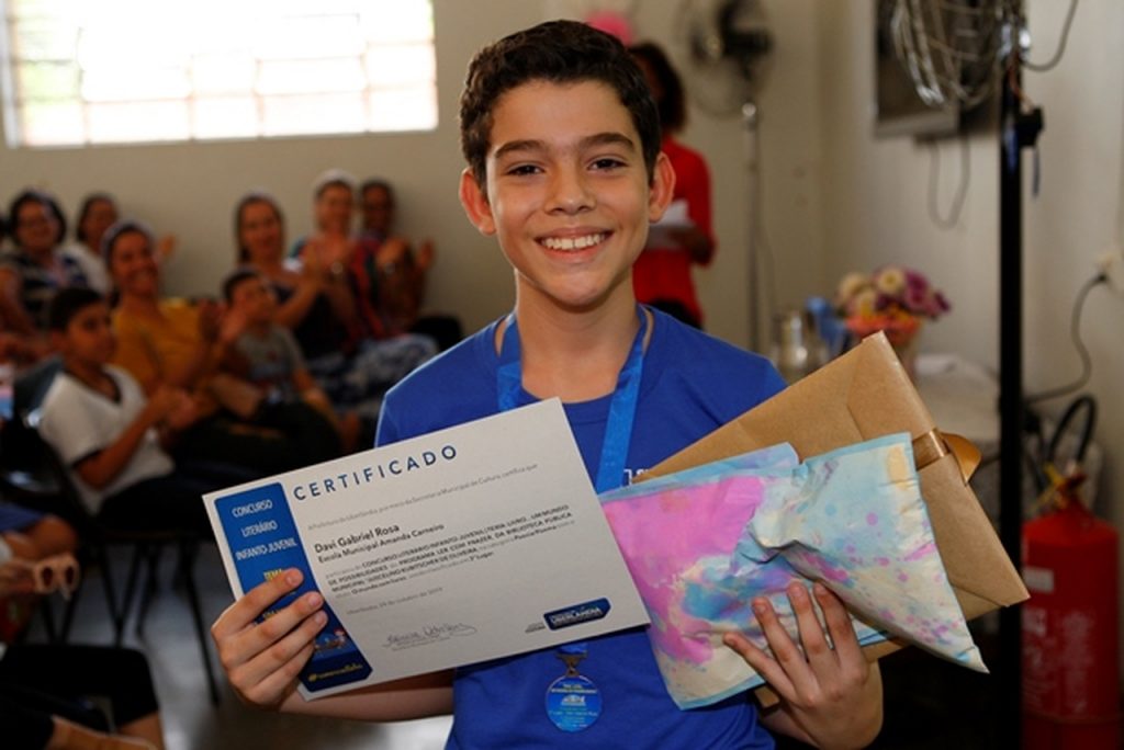 Jovens vencedores do Concurso Literário da Prefeitura são premiados 1