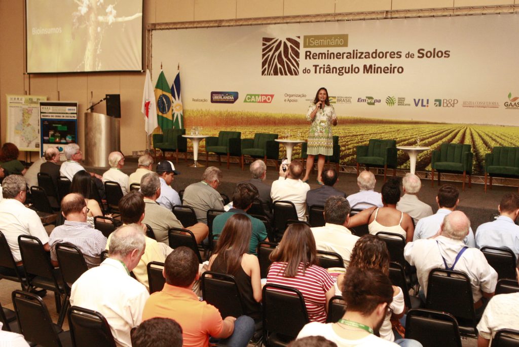 Uso de basalto na lavoura reúne 600 pesquisadores e agricultores do país 2