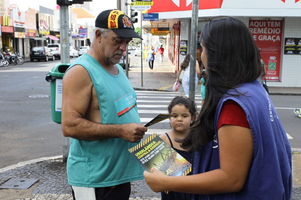 Ação especial de combate à dengue leva informações à população 3