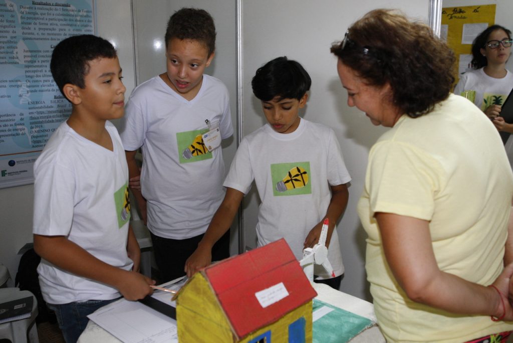 Estudantes de Escolas Municipais apresentam trabalhos na Feira Ciência Viva 1