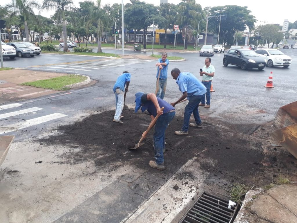 Trânsito é liberado após manutenção em redes de drenagem 1