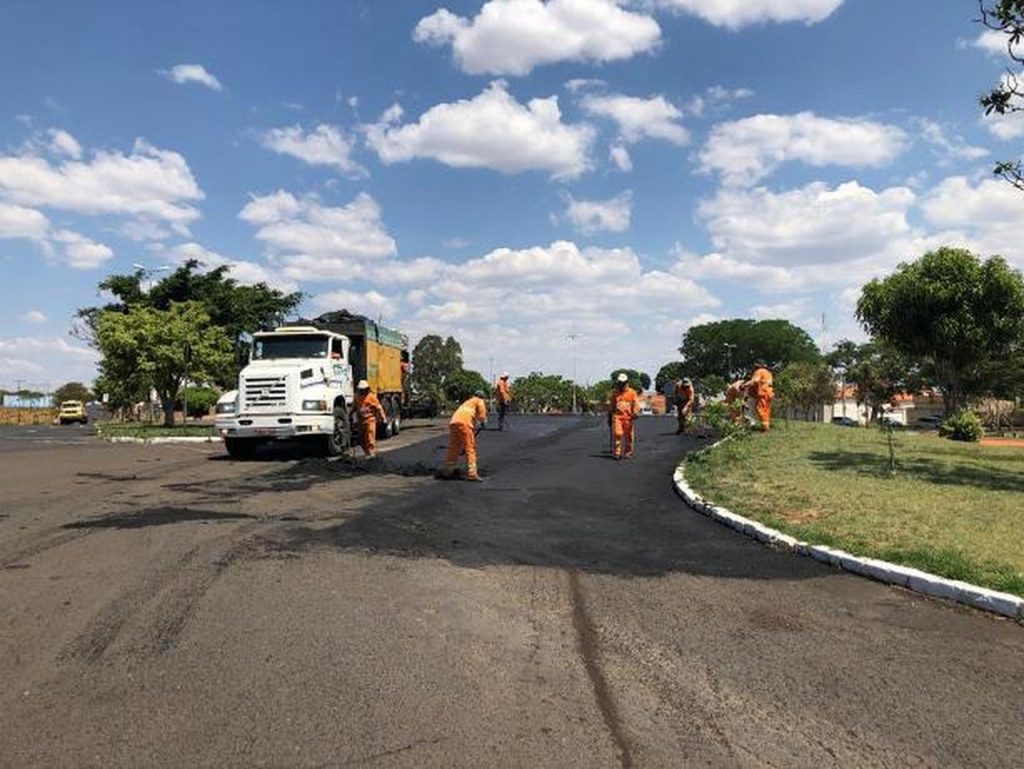 Trabalho de recapeamento asfáltico continua melhorando ruas e avenidas da cidade 1