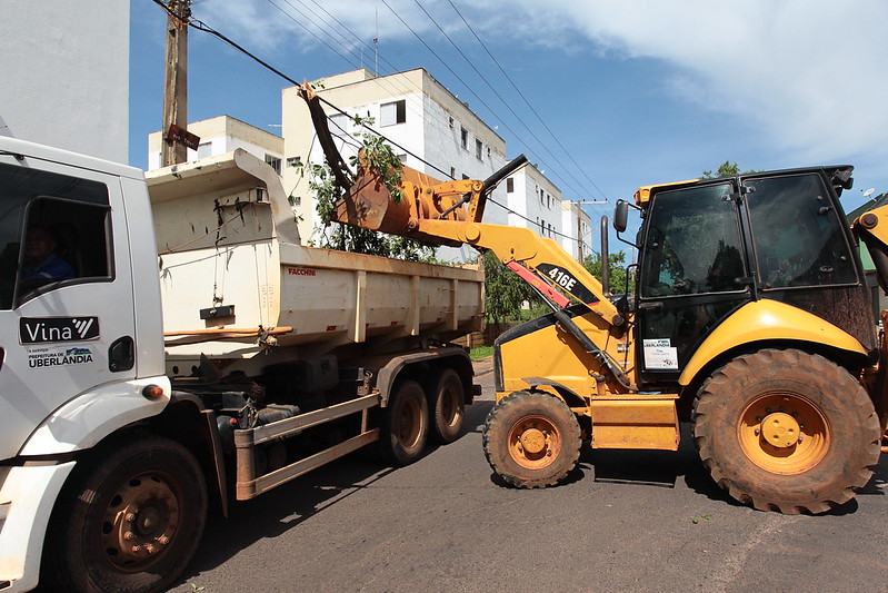 Prefeitura segue com limpeza em vias para minimizar impactos das fortes chuvas de sexta (20) 1