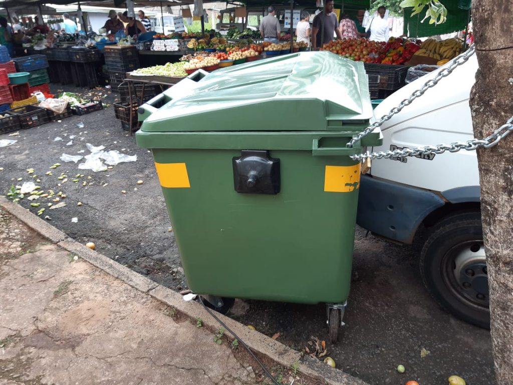 Um exemplo do que não se deve fazer com os contêineres da coleta mecanizada.