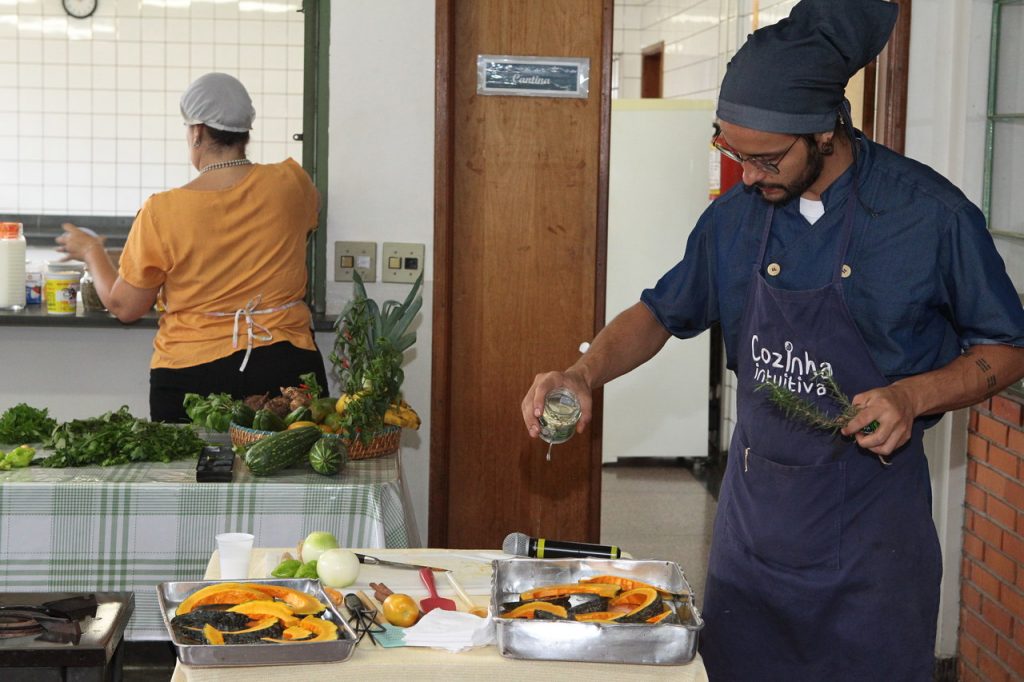 Servidoras que atuam na merenda escolar participam de aula show com chefe 1