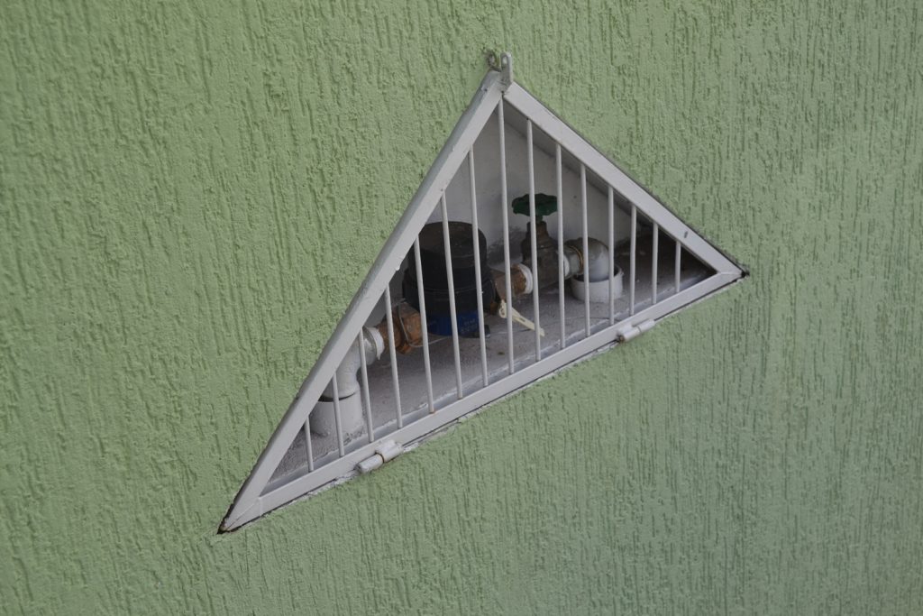 Dmae recomenda troca de hidrômetros da calçada para a parede 1