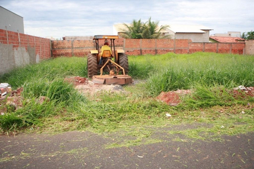 Prefeitura intensifica roçagem de terrenos na cidade 1