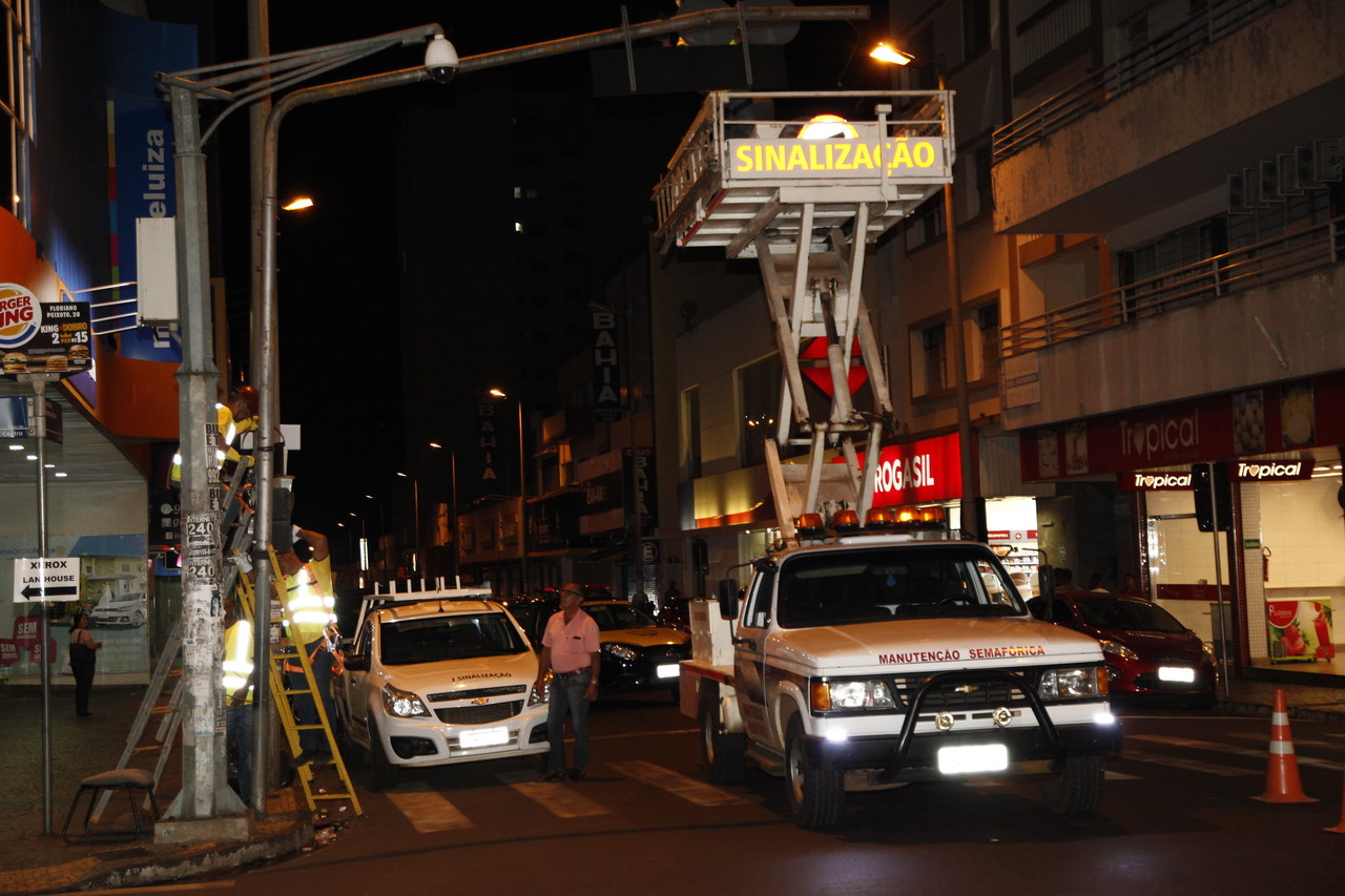 Prefeitura inicia instalação de lâmpadas de LED nos semáforos 1