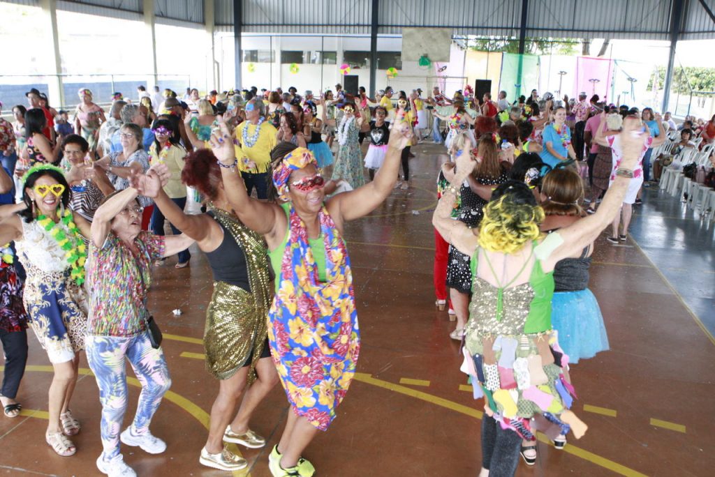 Idosos celebram carnaval durante edição especial do Baile do Idoso 1