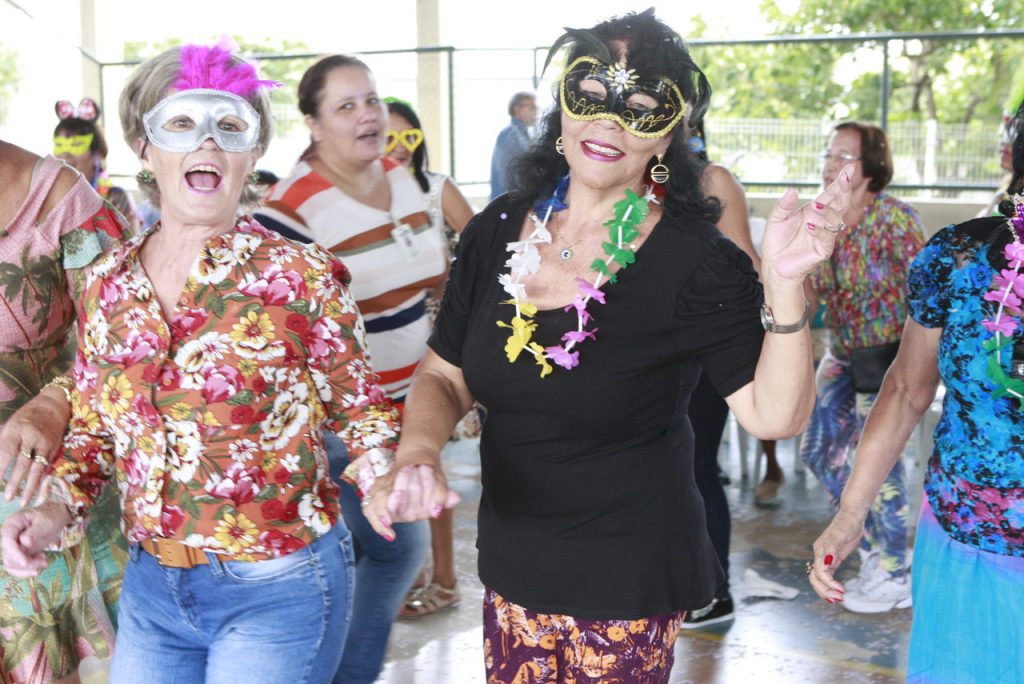 Idosos celebram carnaval durante edição especial do Baile do Idoso 2