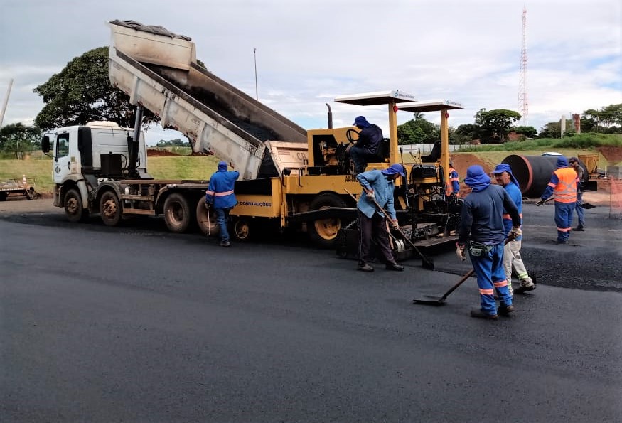 Capim Branco recebe obras de asfaltamento na entrada da ETA 1