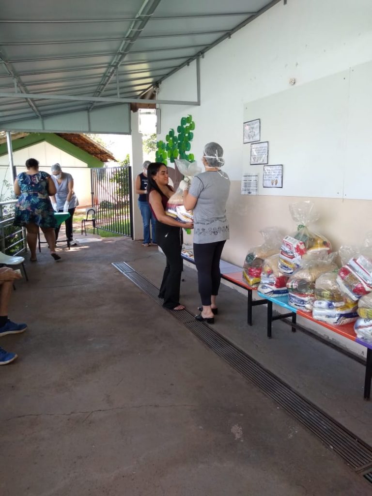 Estudantes cadastrados no Bolsa Família recebem kit alimentação 1