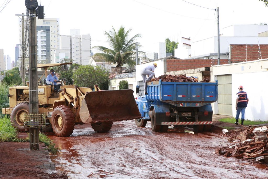 Prefeitura mobiliza equipes para minimizar impactos da chuva de hoje (7) 1
