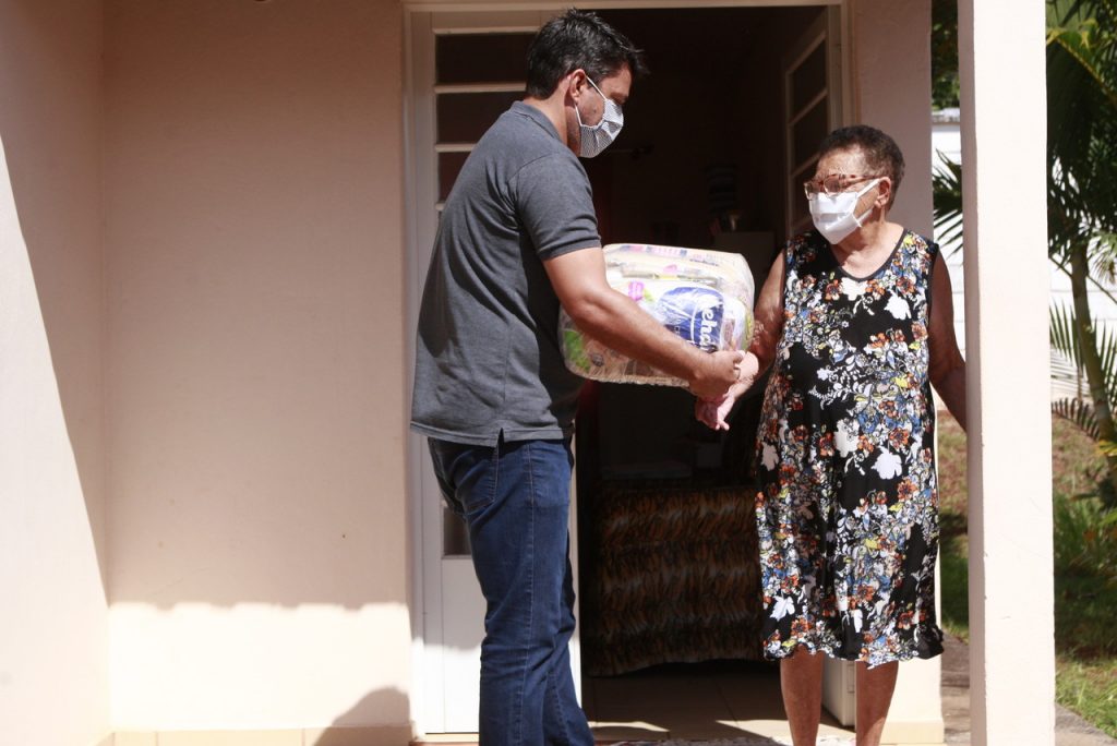 Prefeitura entrega cestas básicas para moradores do Condomínio do Idoso 2