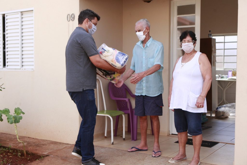 Prefeitura entrega cestas básicas para moradores do Condomínio do Idoso 1