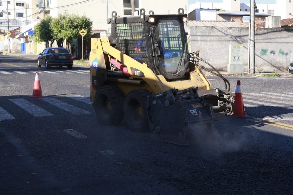 Prefeitura executa recuperação asfáltica e sinalização em vias nesta terça (7) 1