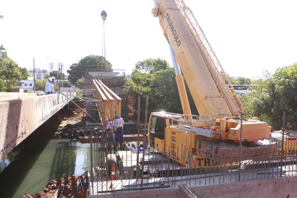 Elevado sobre o Rio Uberabinha recebe treliças para instalação de vigas 2