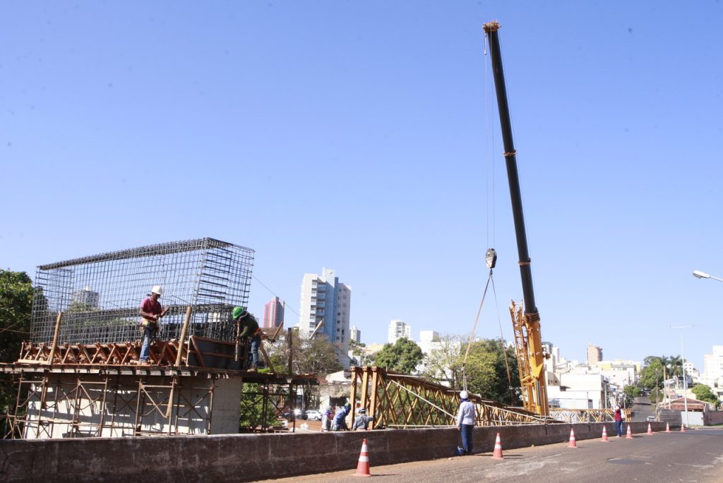 Elevado sobre o Rio Uberabinha recebe treliças para instalação de vigas 1