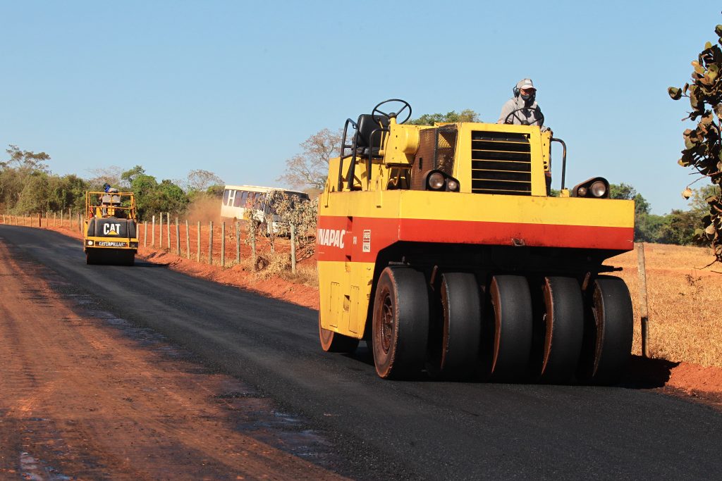 Prefeitura inicia pavimentação de acesso ao distrito de Miraporanga 1