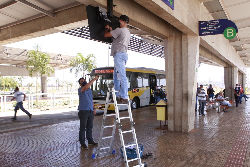 Prefeitura inicia testes em novos painéis do transporte público 1