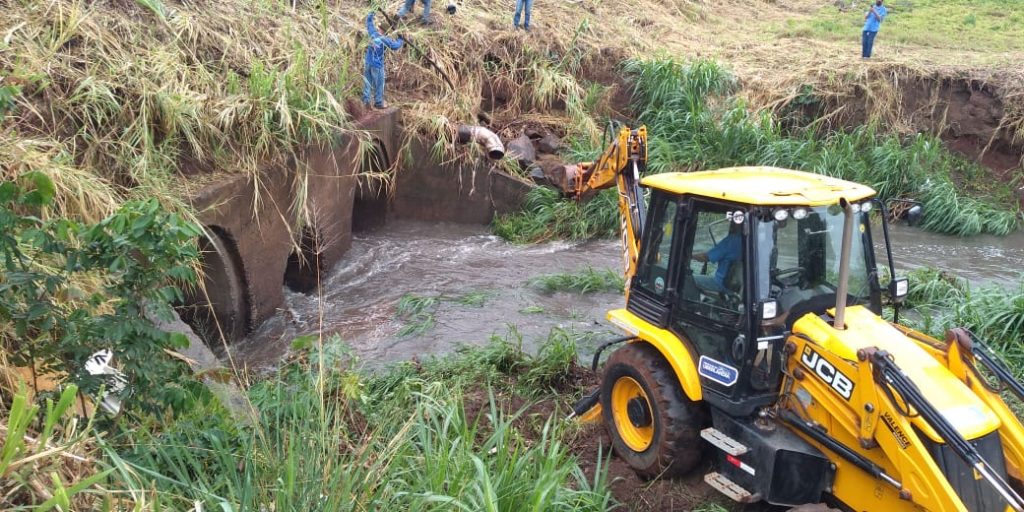 Dmae realiza limpeza na passagem dos córregos em Uberlândia 1