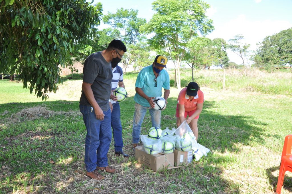 Projeto social do Sistema Capim Branco faz doação de material esportivo 1