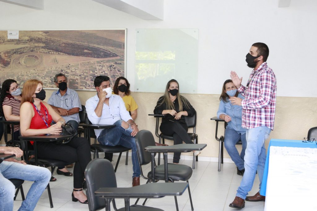 Prefeitura entrega a produtores selo do programa Novo Agro 3