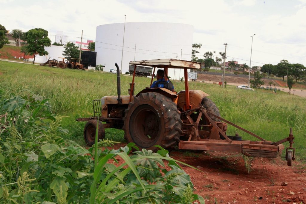 Prefeitura intensifica roçagem de áreas públicas e terrenos particulares 1