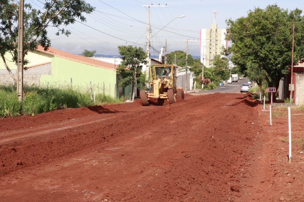 Iniciada terraplanagem para asfaltamento de vias do bairro Pampulha 1