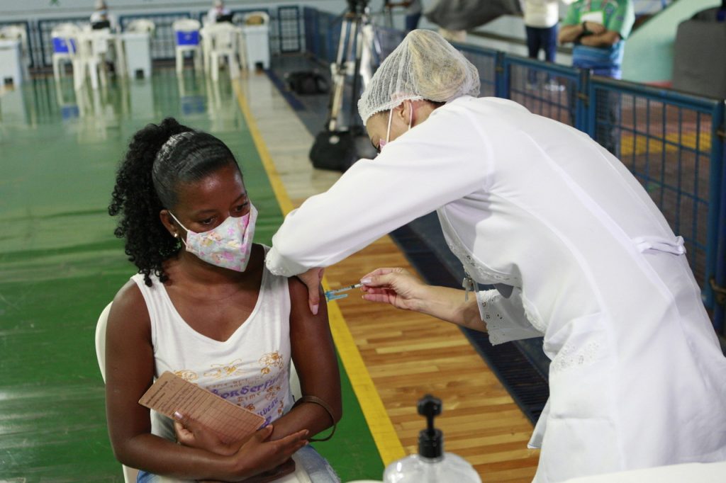 Prefeitura planeja aplicação de 1.800 doses no segundo dia de vacinação contra Covid-19 2