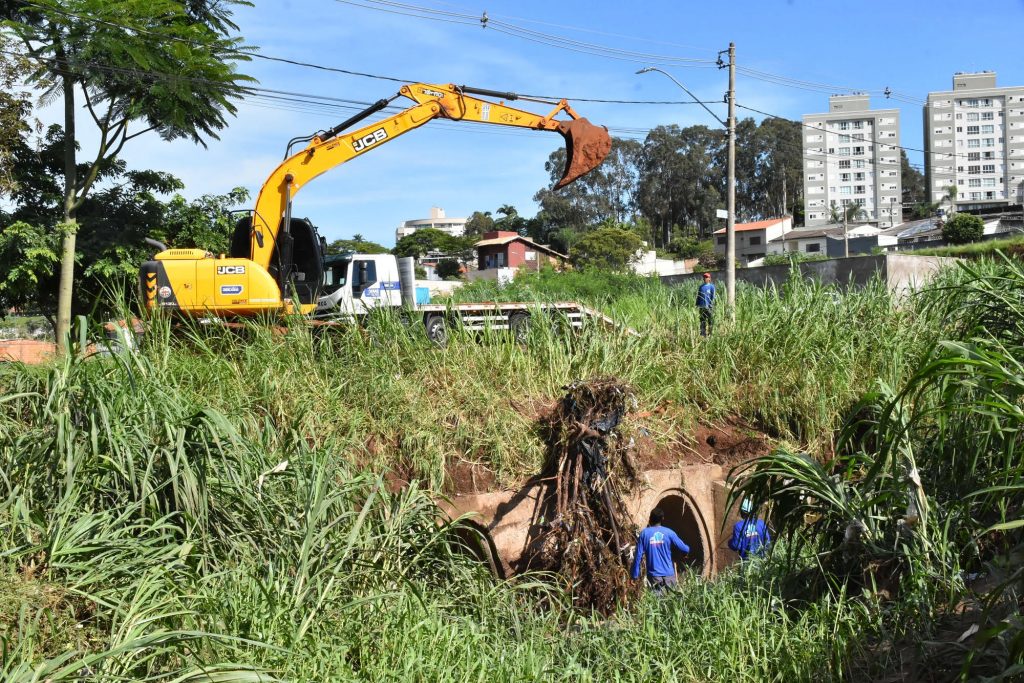 Dmae executa ações de limpeza e correção de erosão após chuva 1