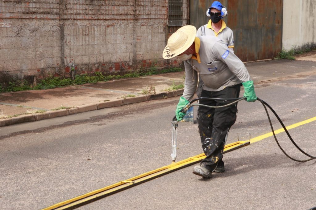Prefeitura inicia reforço na sinalização horizontal de trânsito de Tapuirama 1
