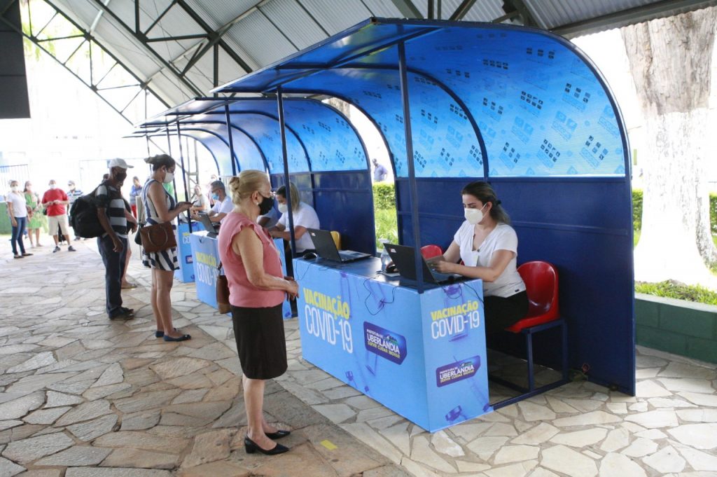 3.464 pessoas foram imunizadas nesta terça-feira (30) 1