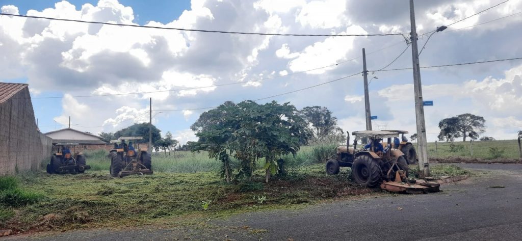 Força-tarefa de roçagem e capina chega ao distrito de Martinésia 1
